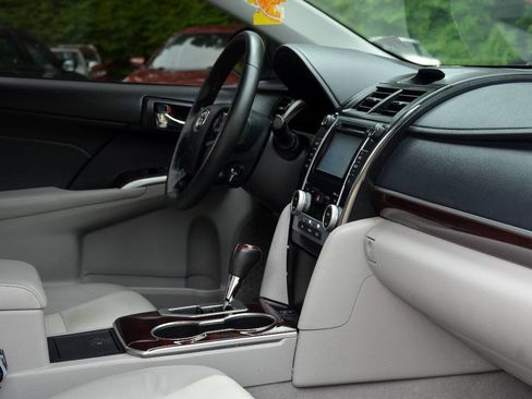 Used 2014 Toyota Camry XLE w/ Leather Package FWD image 11