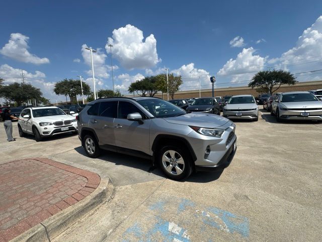 Used 2021 Toyota RAV4 XLE w/ Convenience Package FWD image 3
