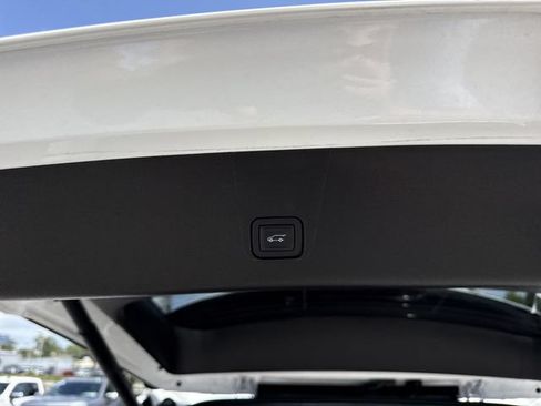 Used 2023 Chevrolet Traverse Premier FWD image 38