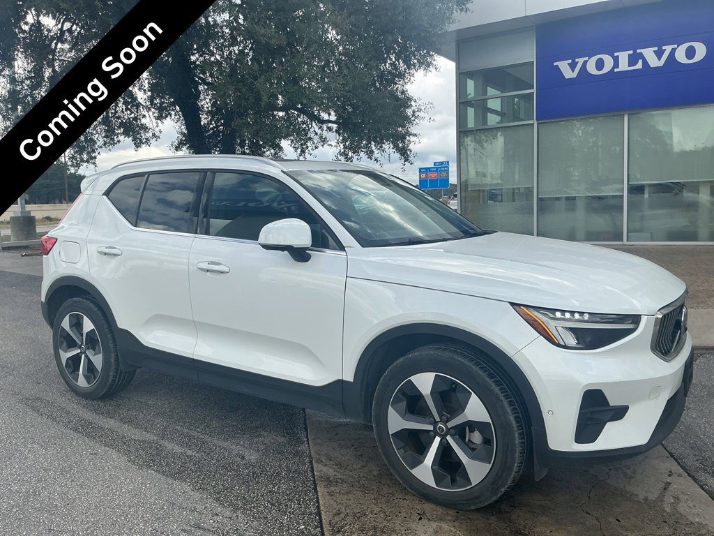 Certified 2025 Volvo XC40 B5 Plus AWD/4WD image 1