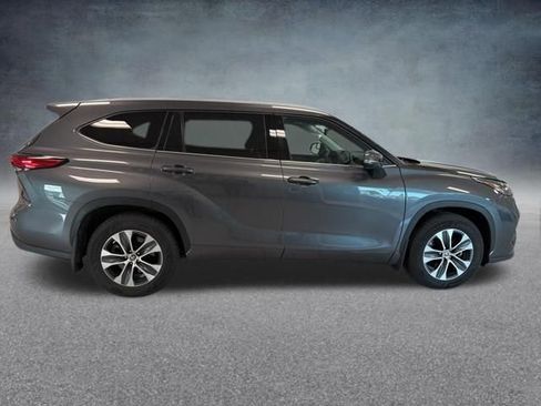 Used 2022 Toyota Highlander XLE image 6