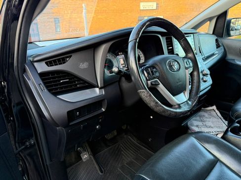 Used 2018 Toyota Sienna SE image 13