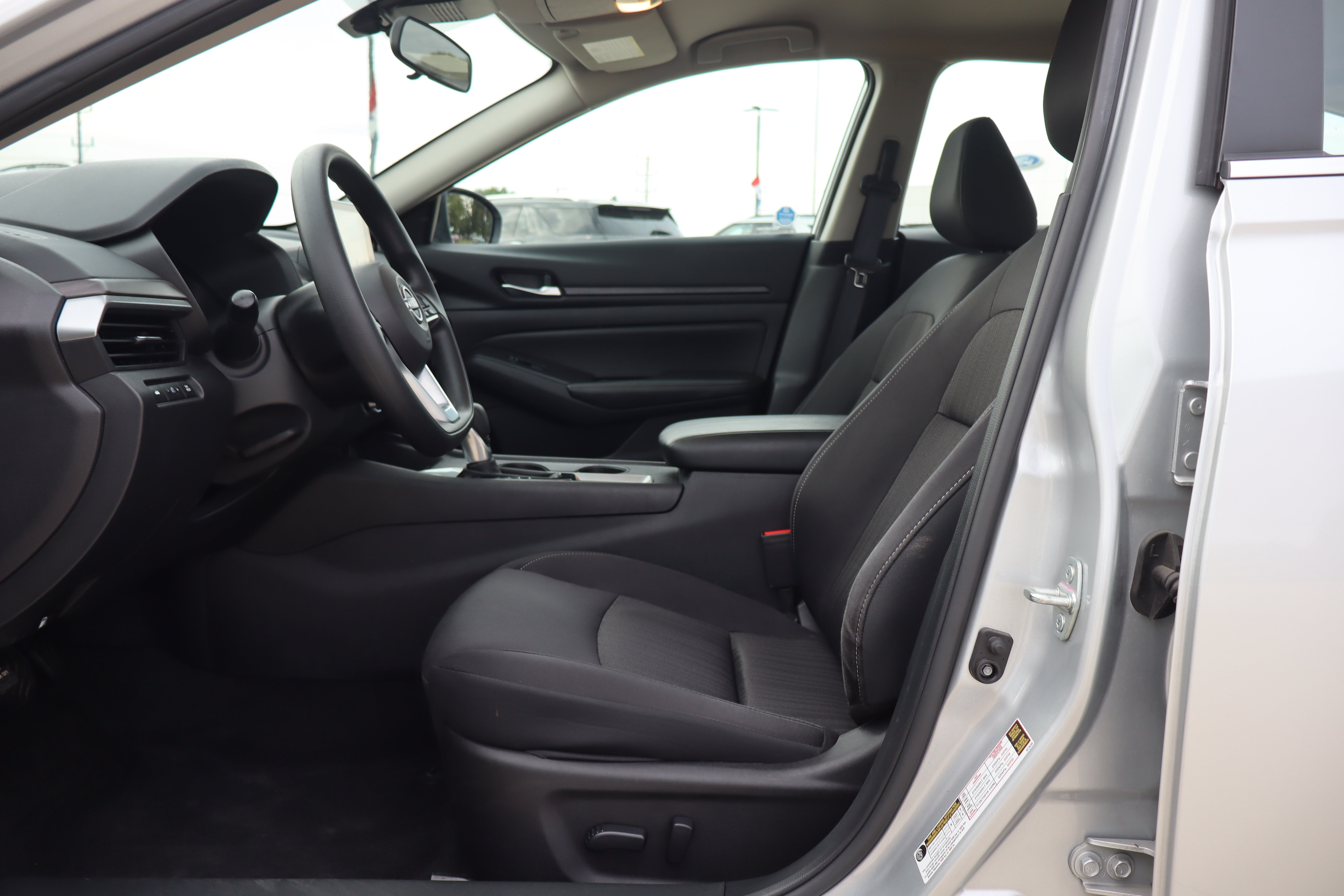 Used 2025 Nissan Altima 2.5 SV FWD image 9