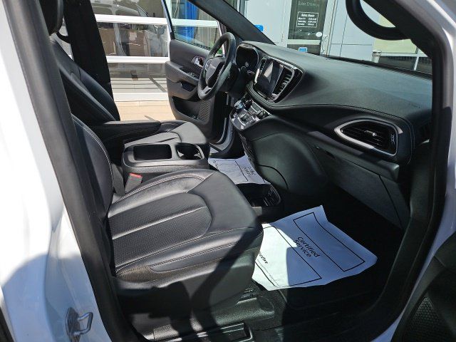 Used 2025 Chrysler Pacifica Select FWD image 30