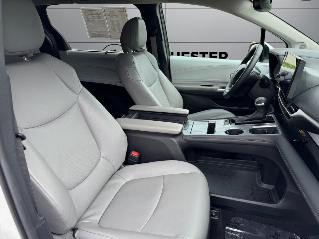 Certified 2025 Toyota Sienna XLE w/ XLE Plus Package AWD/4WD image 17