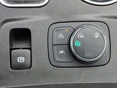 Used 2023 Chevrolet Traverse LT image 27