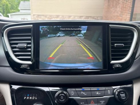 Used 2024 Chrysler Pacifica Touring-L FWD image 10