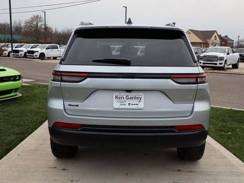 New 2025 Jeep Grand Cherokee Altitude image 28