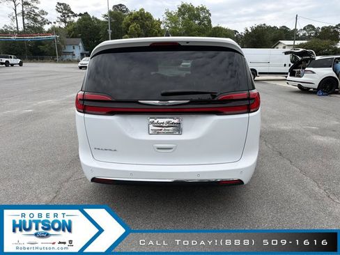 Used 2023 Chrysler Pacifica Touring-L FWD image 7