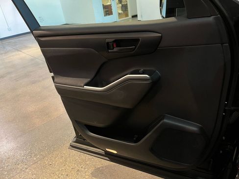 Used 2025 Toyota Highlander LE FWD image 18