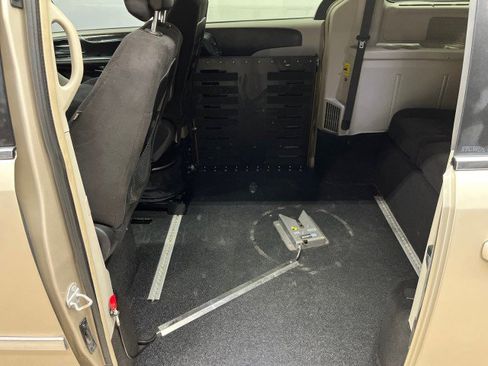 Used 2014 Chrysler Town & Country Touring image 21