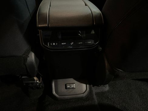 Used 2025 Toyota Highlander LE FWD image 24