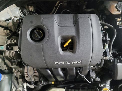 Used 2017 Hyundai Elantra SE image 30