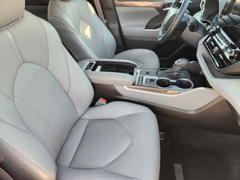 Used 2021 Toyota Highlander Limited image 15
