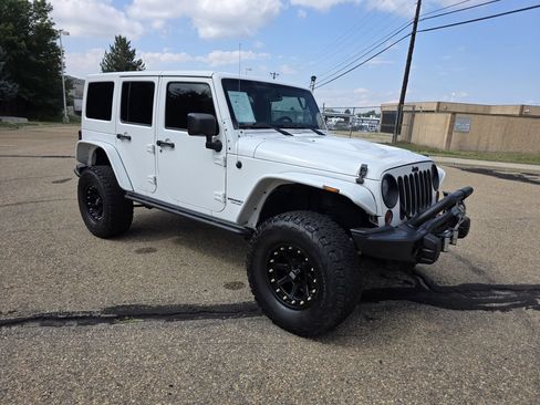 Used 2013 Jeep Wrangler Unlimited Sahara w/ Dual Top Group AWD/4WD image 10