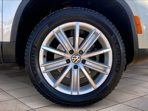 Used 2012 Volkswagen Tiguan SE image 9
