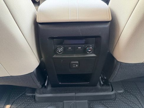 Used 2023 Chevrolet Traverse LT FWD image 28