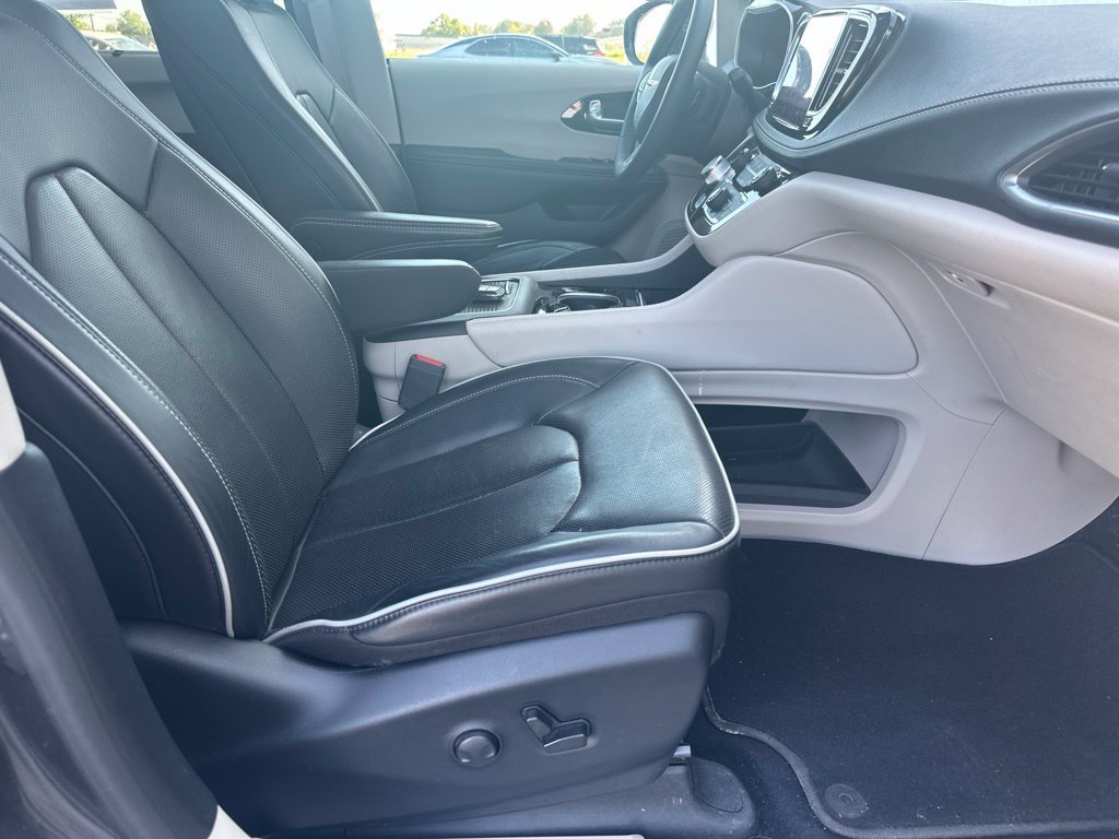 Used 2023 Chrysler Pacifica Limited w/ Uconnect Theater Family Group FWD image 37