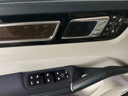 Used 2020 Porsche Cayenne S image 12