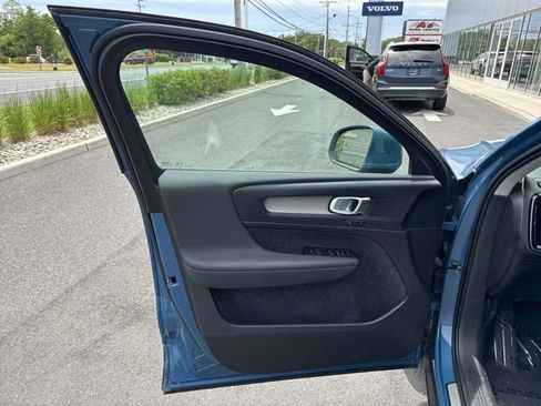 Certified 2025 Volvo XC40 B5 Plus AWD/4WD image 19