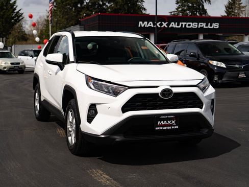 Used 2020 Toyota RAV4 XLE image 2