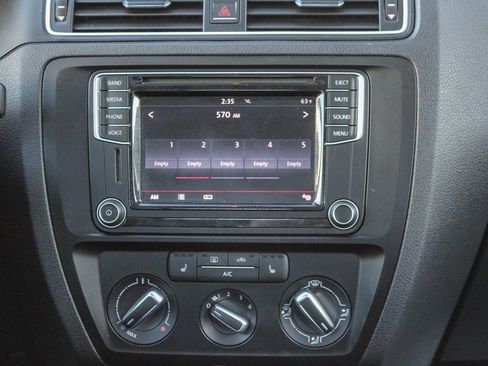 Used 2017 Volkswagen Jetta SE image 14