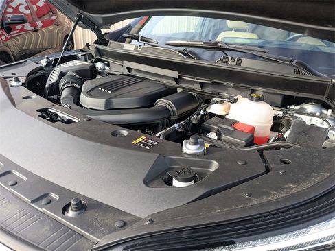 Used 2025 Buick Enclave Preferred w/ Power Package image 32