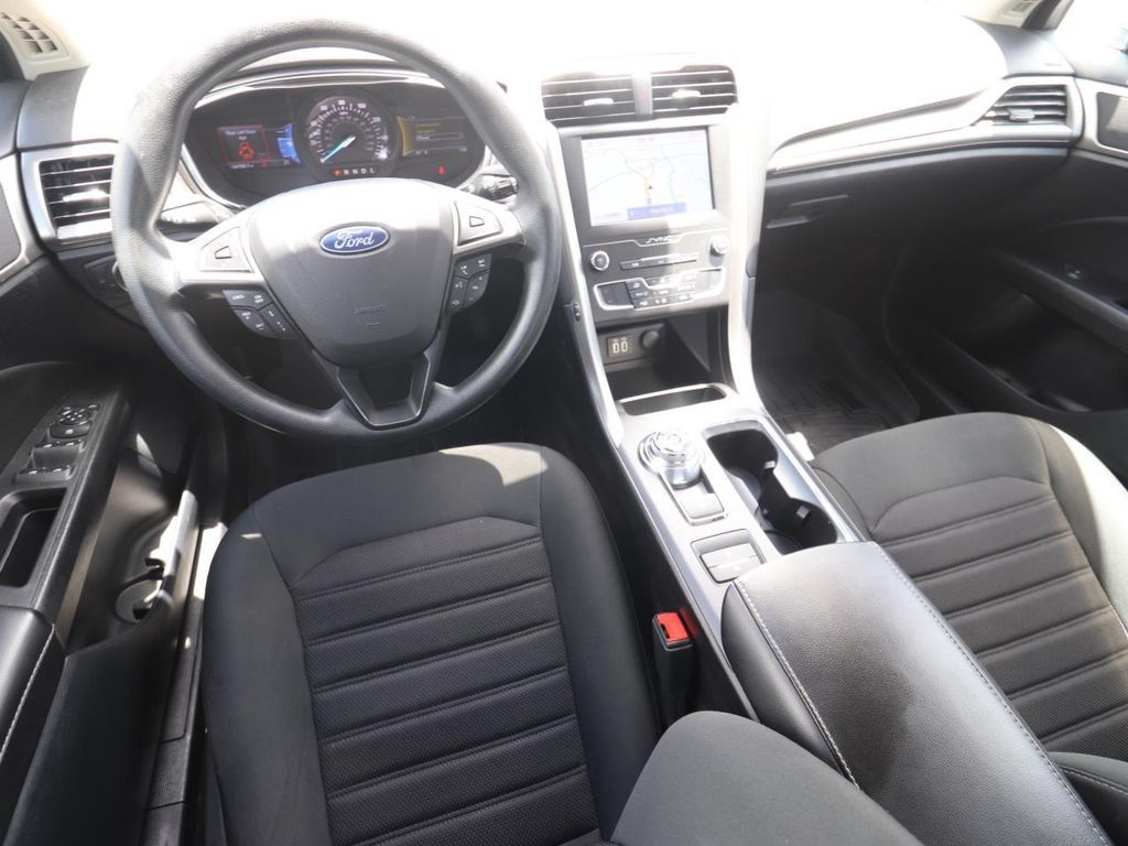 Used 2020 Ford Fusion SE FWD image 6