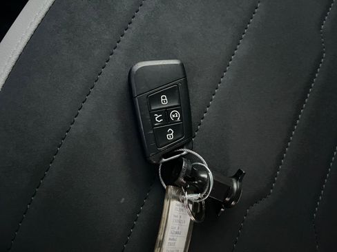 Used 2025 Volkswagen Taos SE image 22