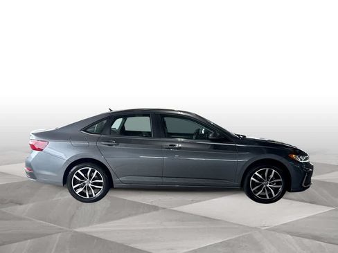 Used 2025 Volkswagen Jetta SE FWD image 9