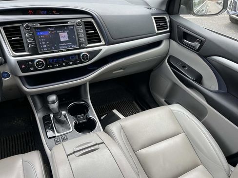 Used 2019 Toyota Highlander XLE image 15