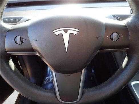 Used 2022 Tesla Model Y Long Range image 17