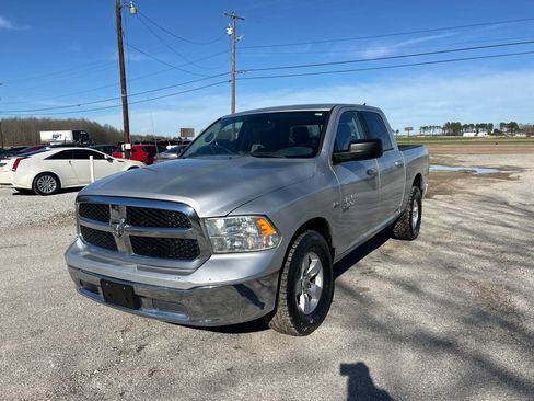 Used 2019 RAM 1500 Classic SLT w/ Luxury Group image 3