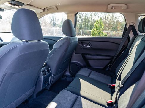 Used 2024 Nissan Rogue SV image 17