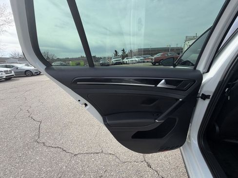Used 2018 Volkswagen Golf R 4-Door image 21