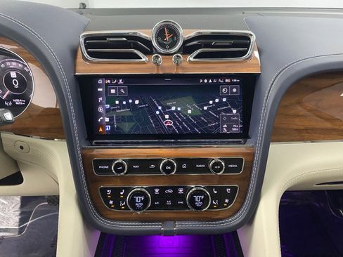 Used 2024 Bentley Bentayga image 28