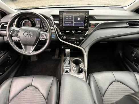 Used 2023 Toyota Camry SE w/ Cold Weather Package FWD image 17