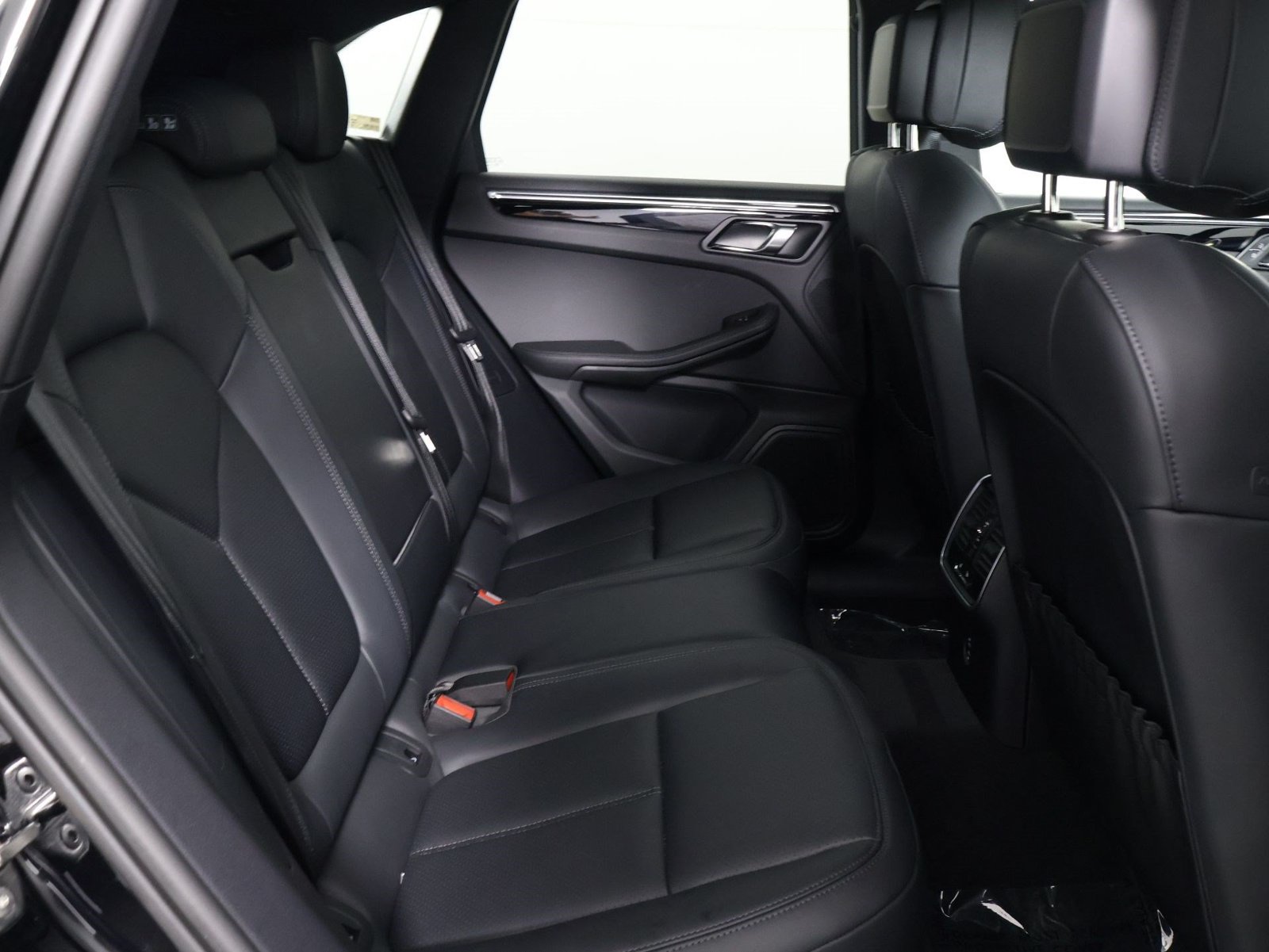 Certified 2026 Porsche Macan AWD/4WD image 32