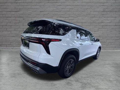 Used 2025 Chevrolet Traverse LT FWD image 5