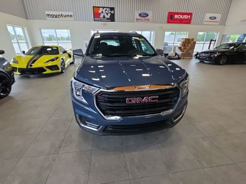 Used 2024 GMC Terrain SLE w/ Driver Convenience Package AWD/4WD image 3