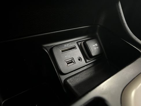 Used 2014 Jeep Cherokee Latitude w/ Cold Weather Group FWD image 23