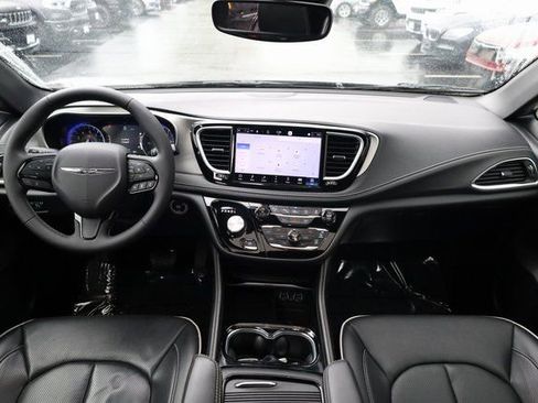 Used 2024 Chrysler Pacifica Limited w/ S Appearance Package image 16