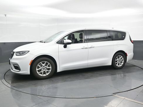 Used 2023 Chrysler Pacifica Touring-L FWD image 8