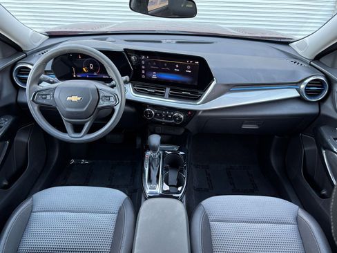 Used 2025 Chevrolet Trax LT image 32