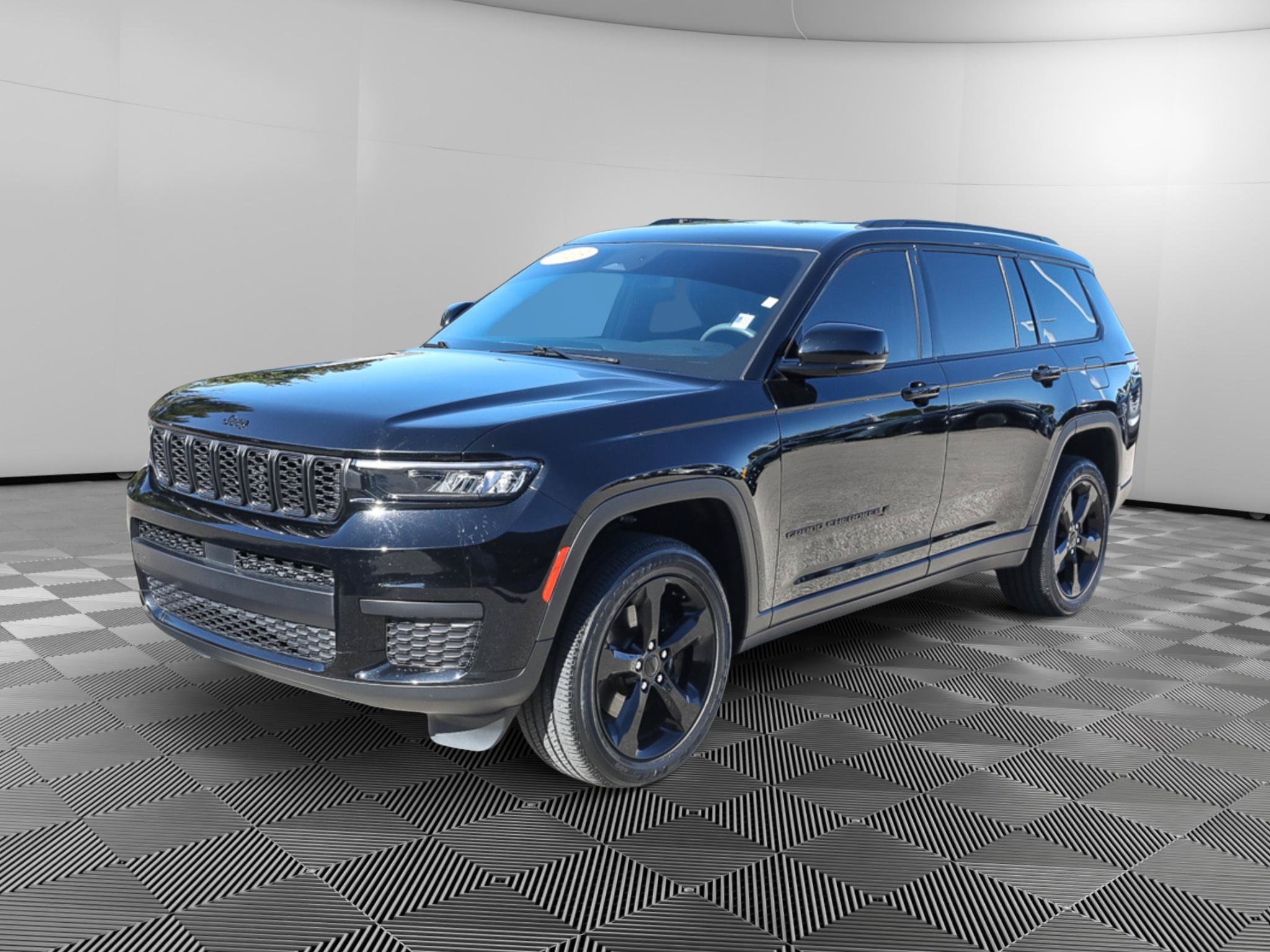 Used 2023 Jeep Grand Cherokee L Laredo AWD/4WD image 2