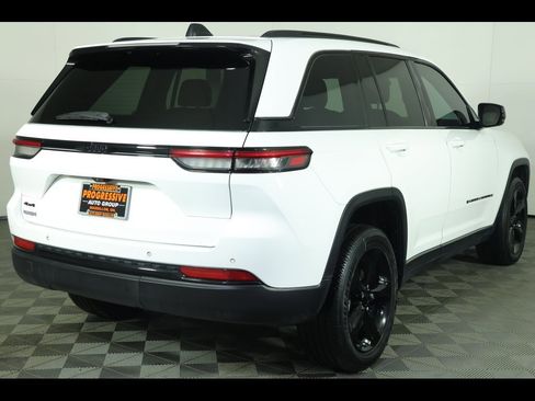 Used 2023 Jeep Grand Cherokee Altitude image 13