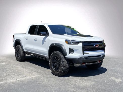 Used 2026 Chevrolet Colorado ZR2 w/ Technology Package AWD/4WD image 2