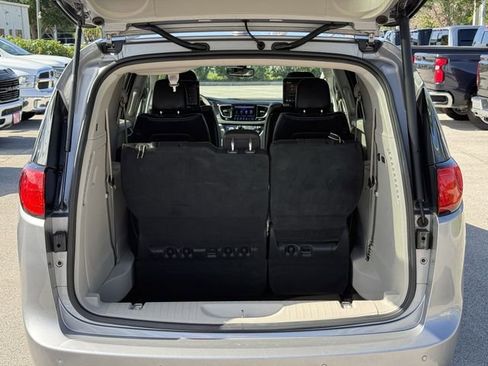 Used 2018 Chrysler Pacifica Limited FWD image 19