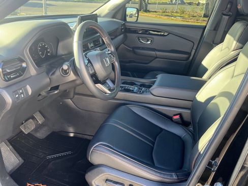 Used 2025 Honda Pilot TrailSport image 10