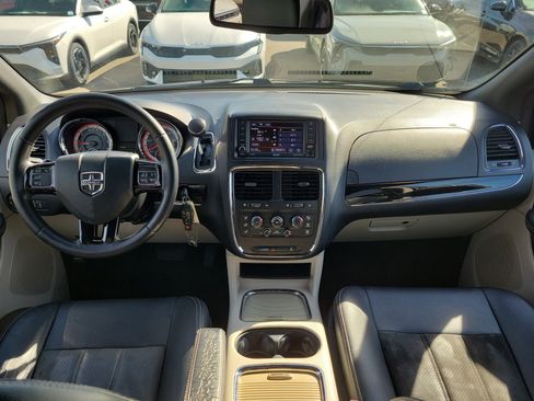 Used 2019 Dodge Grand Caravan SXT image 17